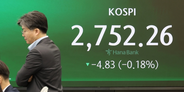 An electronic board showing the Korea Composite Stock Price Index at a dealing room of the Hana Bank headquarters in Seoul on Wednesday. (Yonhap)