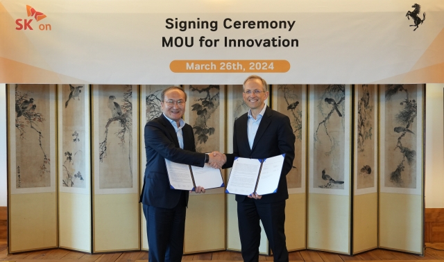 SK On CEO Lee Seok-hee (left) and Ferrari CEO Benedetto Vigna pose for a photo at a memorandum of understanding signing ceremony in Seoul on Tuesday. (SK On)