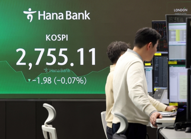 An electronic board showing the Korea Composite Stock Price Index at a dealing room of the Hana Bank headquarters in Seoul on Wednesday. (Yonhap)