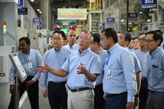 Hyundai Motor Group Chairman Chung Euisun (center) talks with Indian employees during his visit to Hyundai Motor India Research and Development Center in August last year. (Hyundai Motor Group)