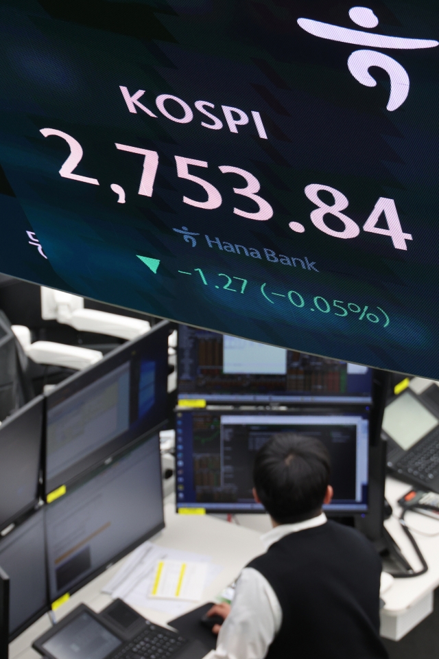 An electronic board showing the Korea Composite Stock Price Index at a dealing room of the Hana Bank headquarters in Seoul on Thursday. (Yonhap)