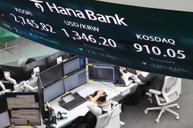 An electronic board showing the Korea Composite Stock Price Index at a dealing room of the Hana Bank headquarters in Seoul on Thursday. (Yonhap)