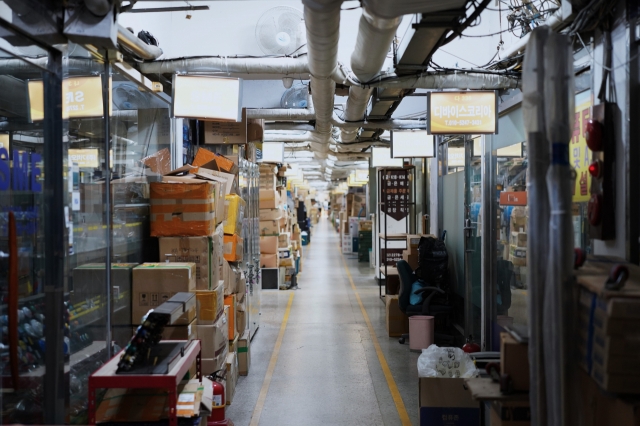 A narrow hallway of the Sewoon Shopping Center in Jongno-gu, central Seoul, March 21. (Lee Si-jin/The Korea Herald)