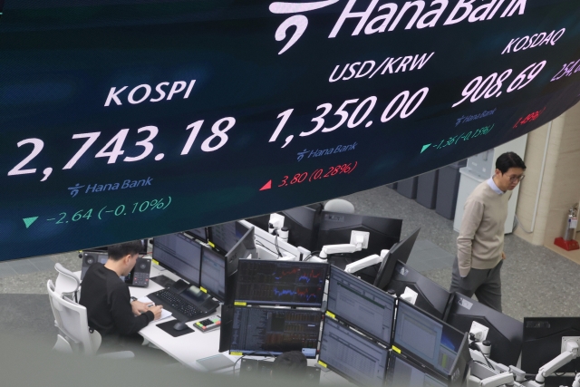 An electronic board showing the Korea Composite Stock Price Index at a dealing room of the Hana Bank headquarters in Seoul on Friday. (Yonhap)