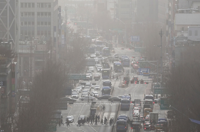 The streets of Jongro-gu, Seoul are enveloped in a yellowish grey haze on Friday morning as the fine dust concentration in the central region is at a 