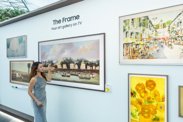 A model explores art displayed at Samsung Electronics' experience zone in Jewel Changi Airport, Singapore. (Samsung Electronics)