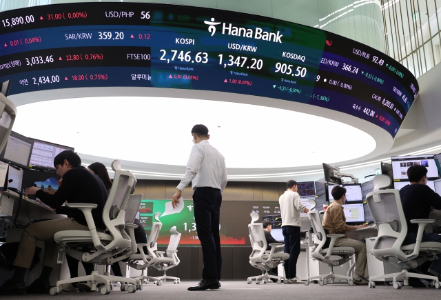 Officials work at a dealing room of Hana Bank in central Seoul on Friday (Yonhap)