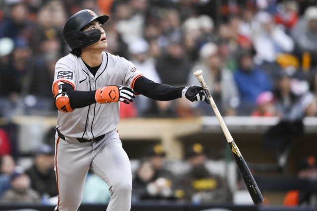 Lee Jung-hoo of the San Francisco Giants watches his solo home run against the San Diego Padres during a Major League Baseball regular season game at Petco Park in San Diego on Saturday. (AP-Yonhap)