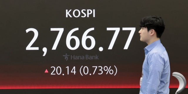 An electronic board showing the Korea Composite Stock Price Index at a dealing room of the Hana Bank headquarters in Seoul on Monday. (Yonhap)