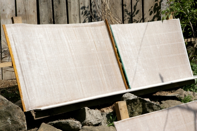 Pieces of hanji, or traditional Korean mulberry paper, are spread under the sun. (CHA)