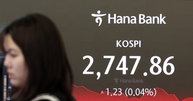 An electronic board showing the Korea Composite Stock Price Index at a dealing room of the Hana Bank headquarters in Seoul on Monday. (Yonhap)