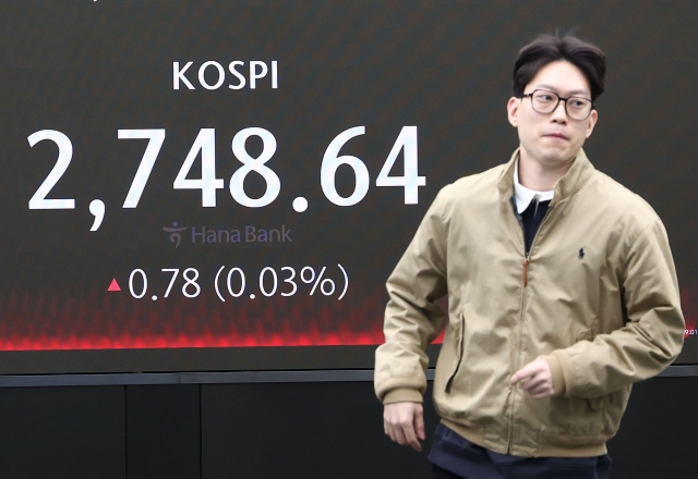 An electronic board showing the Korea Composite Stock Price Index at a dealing room of the Hana Bank headquarters in Seoul on Tuesday. (Yonhap)