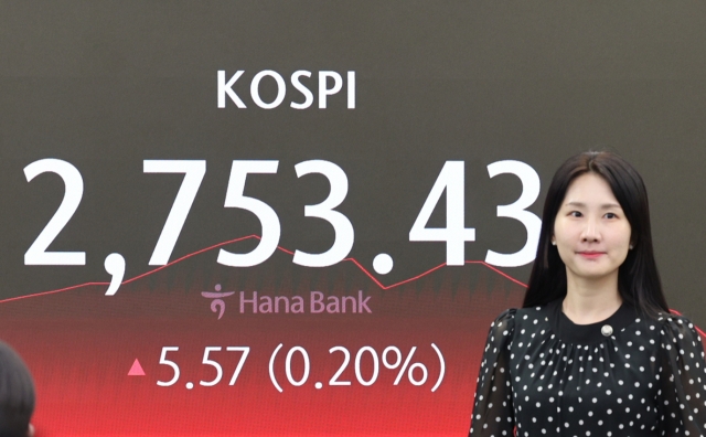 An electronic board showing the Korea Composite Stock Price Index at a dealing room of the Hana Bank headquarters in Seoul on Tuesday. (Yonhap)