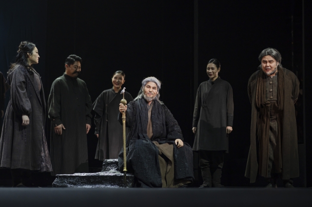 Kim Jun-soo (center) and Yu Tae-pyung-yang (first from right) perform the changgeuk 