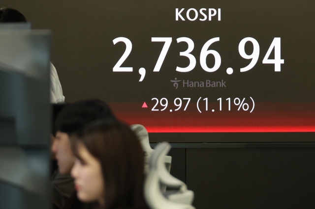 An electronic board showing the Korea Composite Stock Price Index at a dealing room of the Hana Bank headquarters in Seoul on Thursday. (Yonhap)