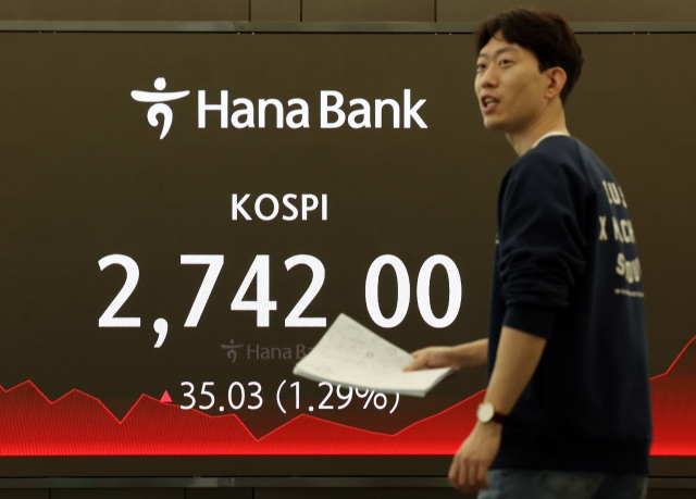 An electronic board showing the Korea Composite Stock Price Index at a dealing room of the Hana Bank headquarters in Seoul on Thursday. (Yonhap)