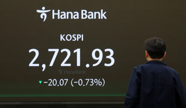 An electronic board showing the Korea Composite Stock Price Index at a dealing room of the Hana Bank headquarters in Seoul on Friday. (Yonhap)