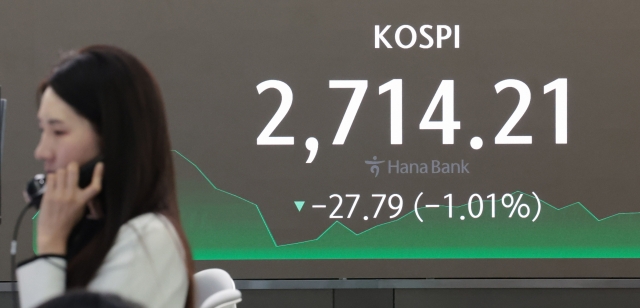 An electronic board showing the Korea Composite Stock Price Index at a dealing room of the Hana Bank headquarters in Seoul on Friday. (Yonhap)