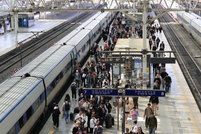 People walk up stairs after getting off a KTX bullet train at Seoul Station in central Seoul on Friday. (Yonhap)