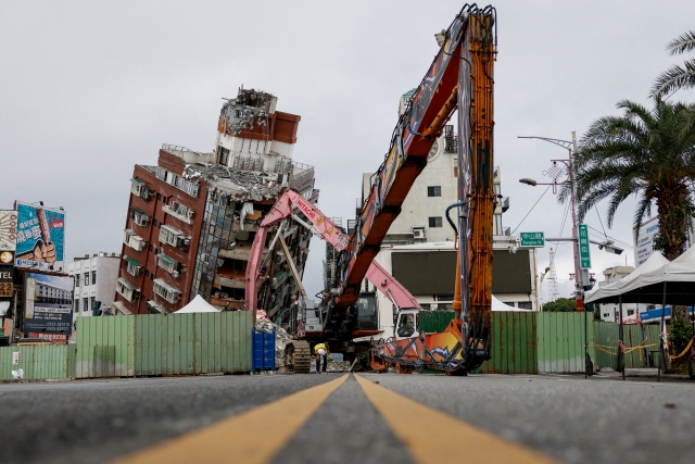 Workers demolish a damaged building following an earthquake, in Hualien, Taiwan on Saturday. (Reuters-Yonhap)