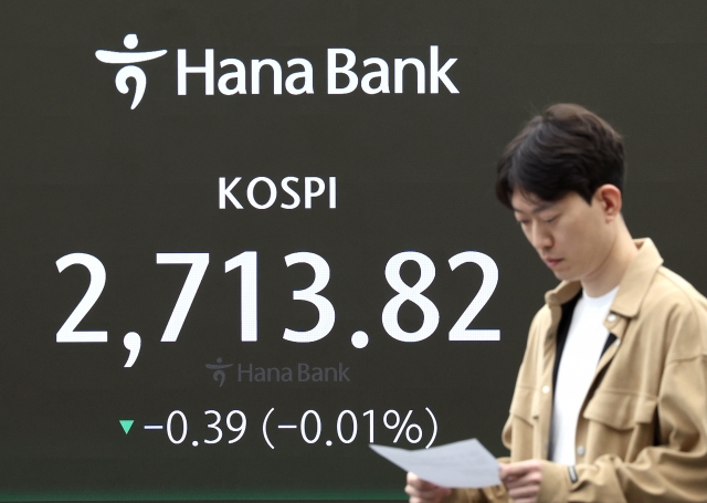 An electronic board showing the Korea Composite Stock Price Index at a dealing room of the Hana Bank headquarters in Seoul on Monday. (Yonhap)