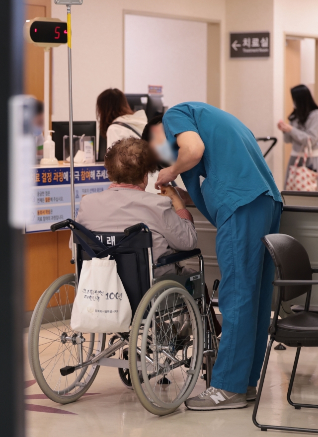 A nurse talks to a patient at a hospital in Seoul on Friday. (Yonhap)