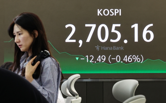 An electronic board showing the Korea Composite Stock Price Index at a dealing room of the Hana Bank headquarters in Seoul on Tuesday. (Yonhap)