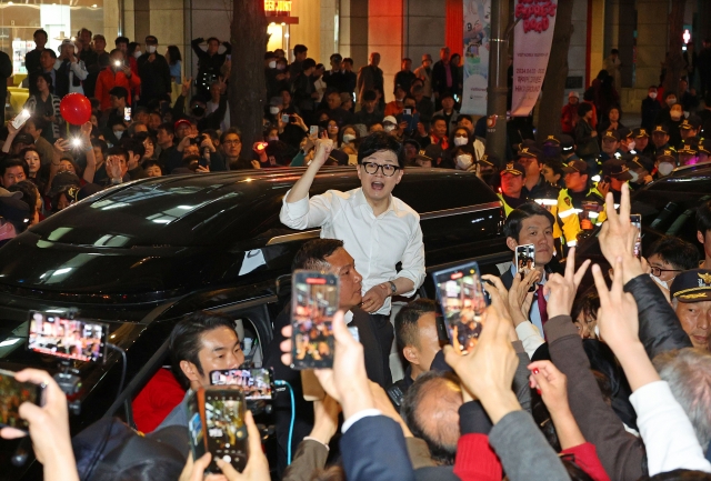 Han Dong-hoon, the ruling People Power Party leader, campaigns in a final push for votes Tuesday evening in Jongno, central Seoul. (Yonhap)