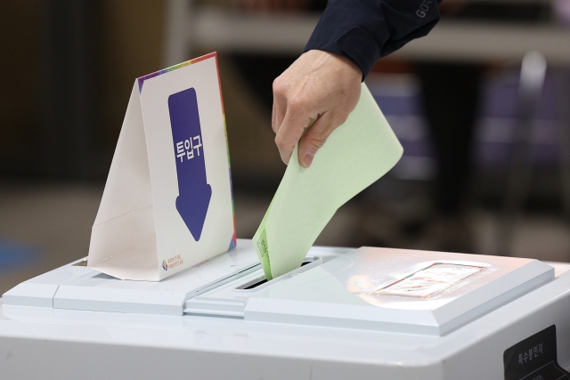 Voters cast their ballots at a polling station in Daegu on Wednesday. (Yonhap)