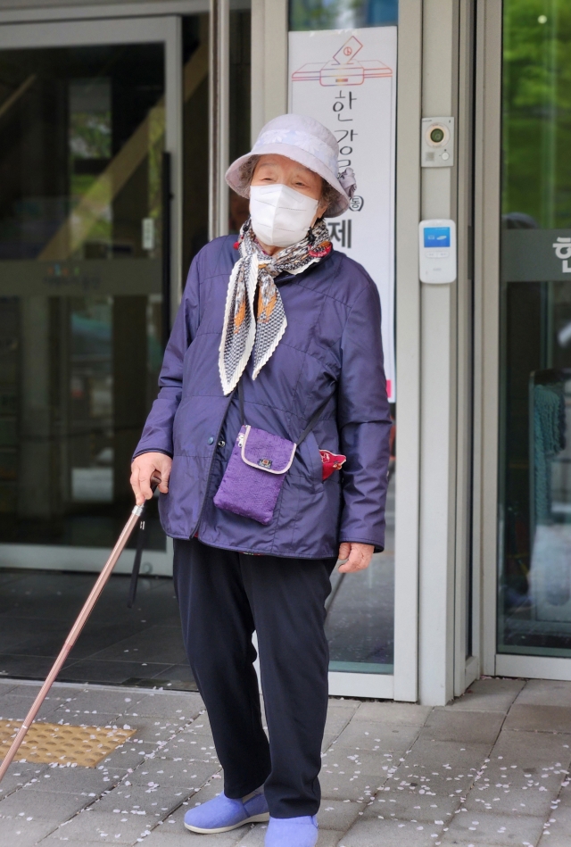 87-year-old Seoul citizen Choi Jung-sook poses for a photo at the Hangangro-dong 2nd polling station in Yongsan-gu, Seoul. (Song Seung-hyun/The Korea Herald)