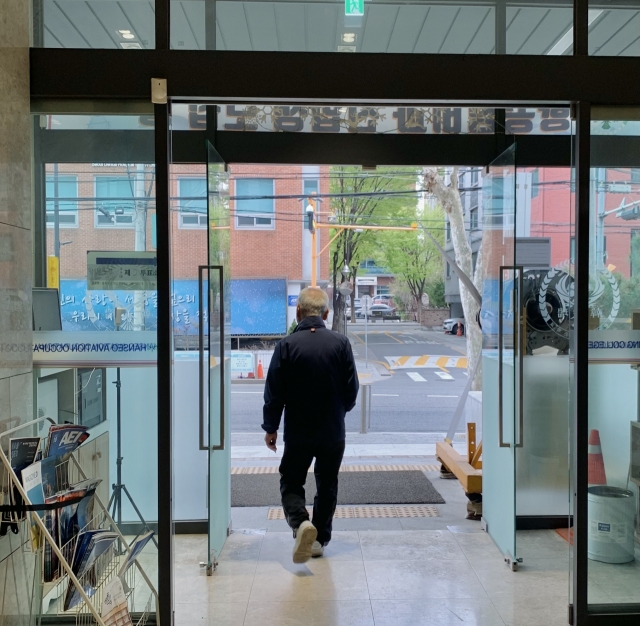 A voter surnamed Park leaves Hanseo Aviation Institute after casting a vote on Wednesday. (No Kyung-min/The Korea Herald)