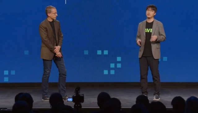 Ha Jung-woo (right), head of AI Innovation at Naver Cloud, speaks with Intel CEO Pat Gelsinger during the Intel Vision 2024 keynote speech session, in Phoenix, Tuesday. (Intel Corporation)