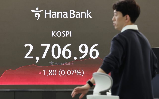 An electronic board showing the Korea Composite Stock Price Index at a dealing room of the Hana Bank headquarters in Seoul on Thursday. (Yonhap)