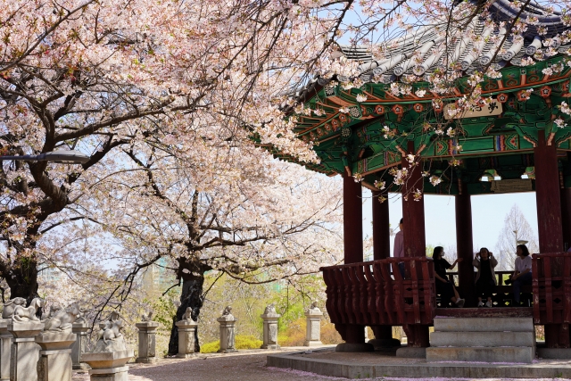 Visitors take a break at a pavilion in Songpa-gu, southern Seoul, Tuesday. (Lee Si-jin/The Korea Herald)