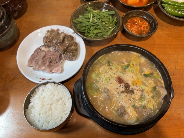 Nongmin Baekam Soondae's gukbap (Kim Da-sol/The Korea Herald)