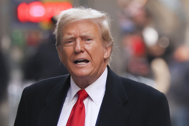 Former President Donald Trump comments as he arrives for a press conference, March 25, 2024, in New York. (AP-Yonhap)