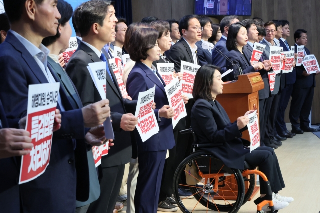 Rep. Park Ju-min of the main opposition Democratic Party of Korea, which controls the majority of seats at the parliament, speaks on the podium during a press conference, which he attended with 115 fellow party lawmakers at the National Assembly in Seoul Monday. (Yonhap)