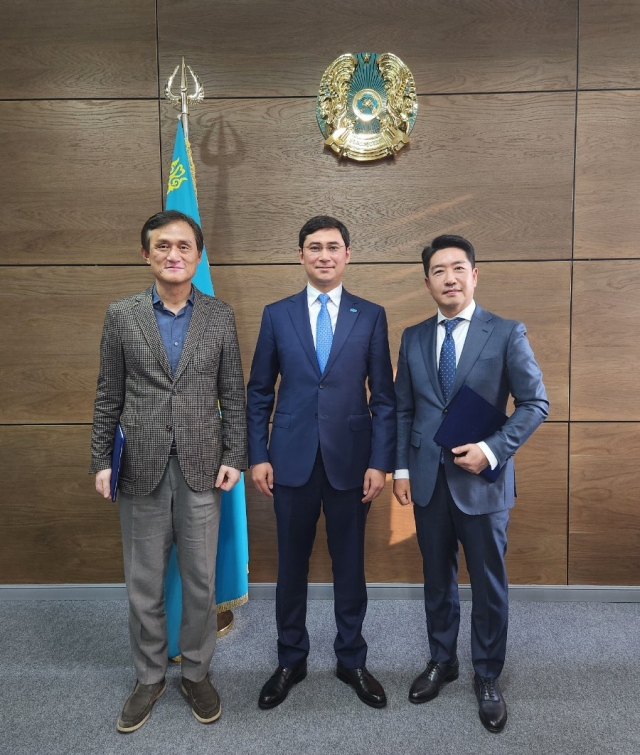 From left: Park Jin-sun of Hanlim Architecture Group, Shymkent City's Deputy Mayor Aidyn Karimov and KMG Chairman Choi Ik-jun pose for a photo after signing an agreement for a new greenhouse gas reduction project in Shymkent, Kazakhstan. (Hanlim Architecture Group)