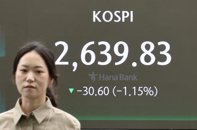 An electronic board showing the Korea Composite Stock Price Index at a dealing room of the Hana Bank headquarters in Seoul on Tuesday. (Yonhap)