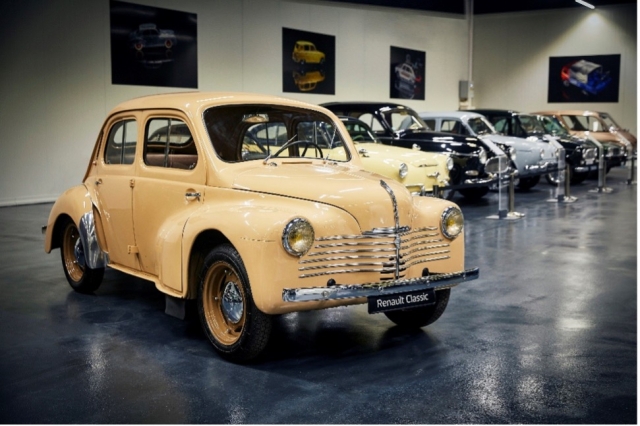 The Renault 4CV, introduced by Renault in 1959, featured the second-generation lozenge emblem. (Renault Korea)