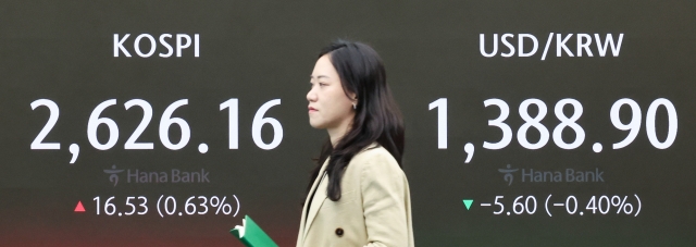 An electronic board showing the Korea Composite Stock Price Index at a dealing room of the Hana Bank headquarters in Seoul on Wednesday. (Yonhap)