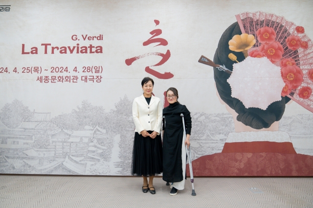 Park Hye-jin (left), artistic director of the Seoul Metropolitan Opera, and Lee Ray, director of 