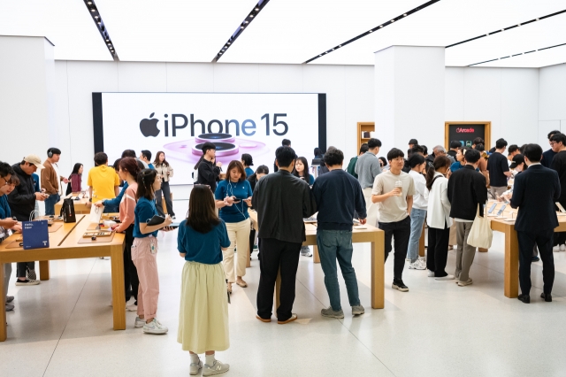 Customers experience new devices at an Apple store in Yeouido, Seoul, on Oct. 13, 2023. (Getty Images)