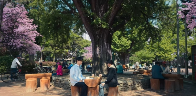 Joo Yeo-jeong (left) and Moon Dong-eun play Go in 