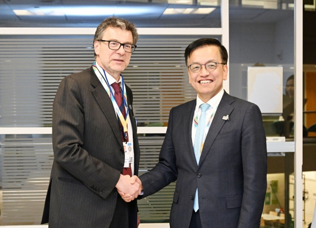 South Korea's Finance Minister and Deputy Prime Minister Choi Sang-mok (right) and Italy's Finance Minister Giancarlo Giorgetti shake hands during a meeting held in Washington on Wednesday. (South Korean Ministry of Economy and Finance )