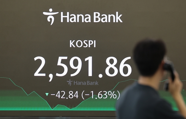 An electronic board in a dealing room of the Hana Bank headquarters in Seoul shows the Korea Composite Stock Price Index closed at 2,591.85 on Friday. (Yonhap)