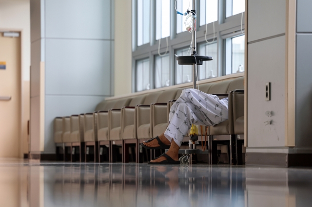 Amid the ongoing dispute over the medical school enrollment quota hike, a patient rests at a general hospital in Seoul. (Yonhap)