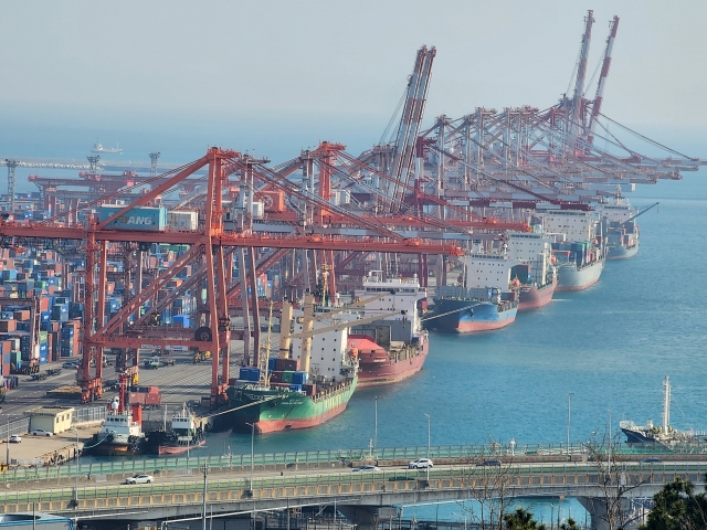 A port in South Korea's southeastern city of Busan on April 1, 2024 (Yonhap)