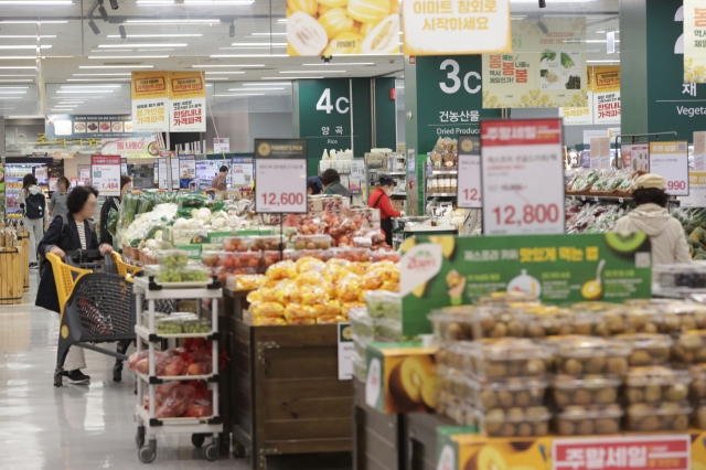 Customers browse for fruits at a supermarket chain in Seoul on Friday. (Yonhap)