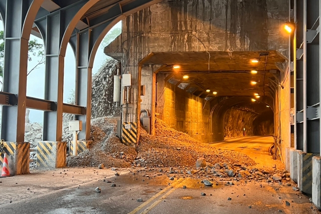 This picture shows fallen rocks on Suhua highway after a magnitude-5.5 earthquake in Hualien on Monday. (AFP-Yonhap)